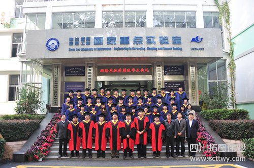 武漢大學校領導為測繪地信首屆勞模班學員頒發學位證書